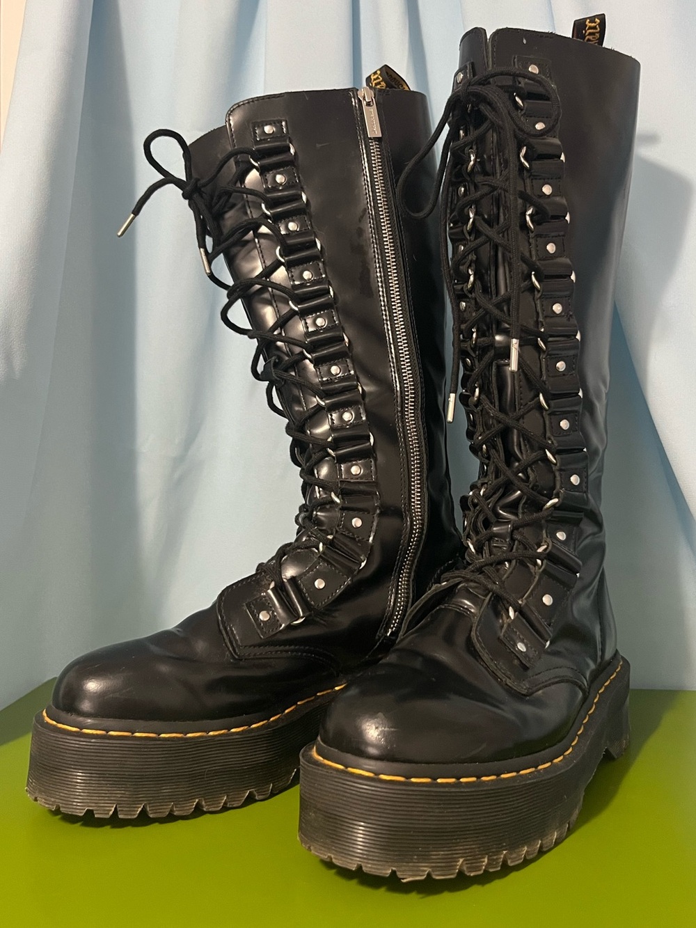 Rare Dr. Martens 1B60 Britain XL (DAMAGED - broken zipper)